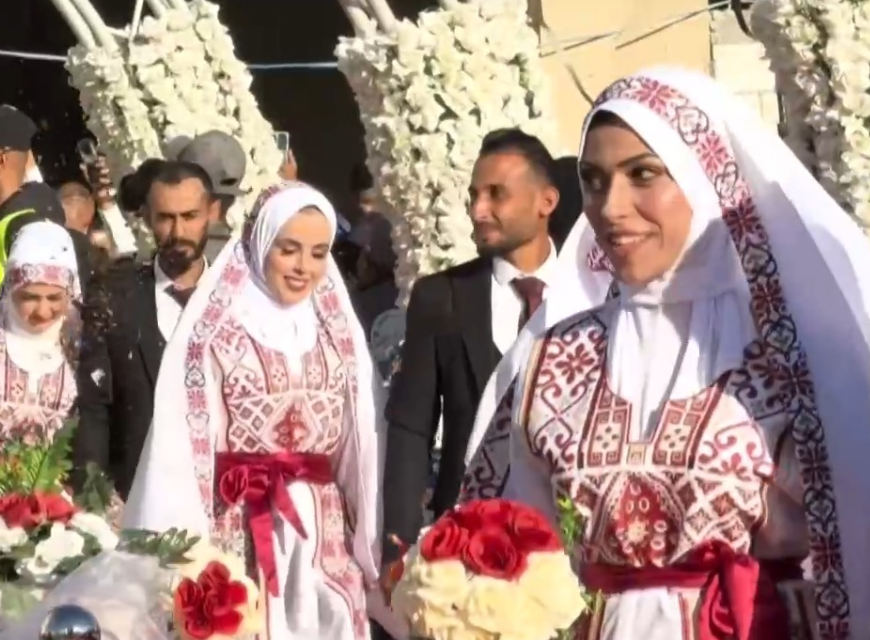 战火暂停 加沙废墟上举行集体婚礼 